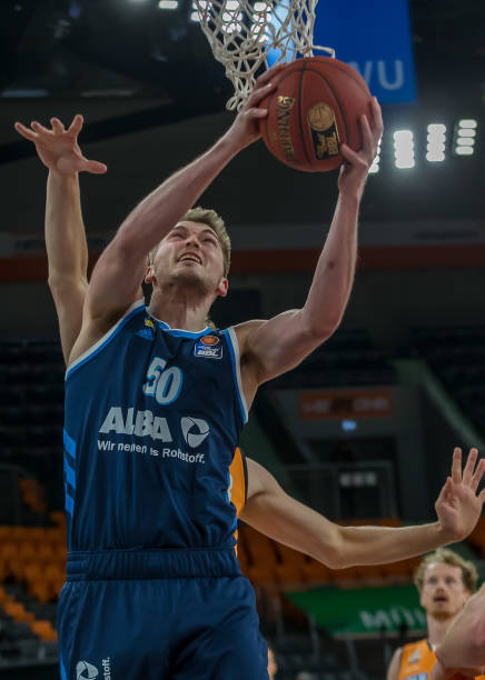 通过降低对 通过降低对